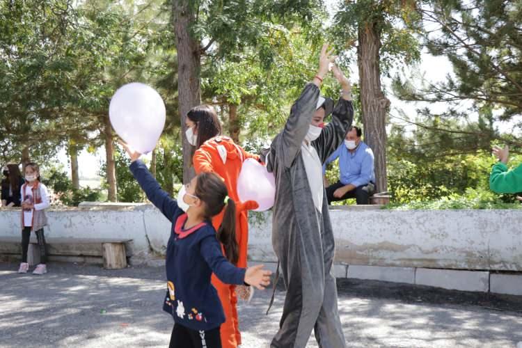 <p>İlkokul üçüncü sınıf öğrencisi İpek Karaç da "Günüm çok iyi geçti, bugün çok eğlendik. Liseden ablalar geldi, onlarla oyun oynadık, pasta yedik, balonlarla oynadık, saçımı yaptılar." ifadelerini kullandı.</p>