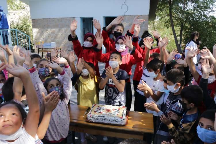 <p>İlkokul dördüncü sınıf öğrencisi Murat Muhammed Vahid de "Çok eğleniyoruz, okulumu çok seviyorum. Ablalar geldi, tıraş ettiler, saçımı kestiler, pasta ve meyve suyu verdiler biz<span style="color:rgb(41, 43, 44)">e." dedi.</span></p>