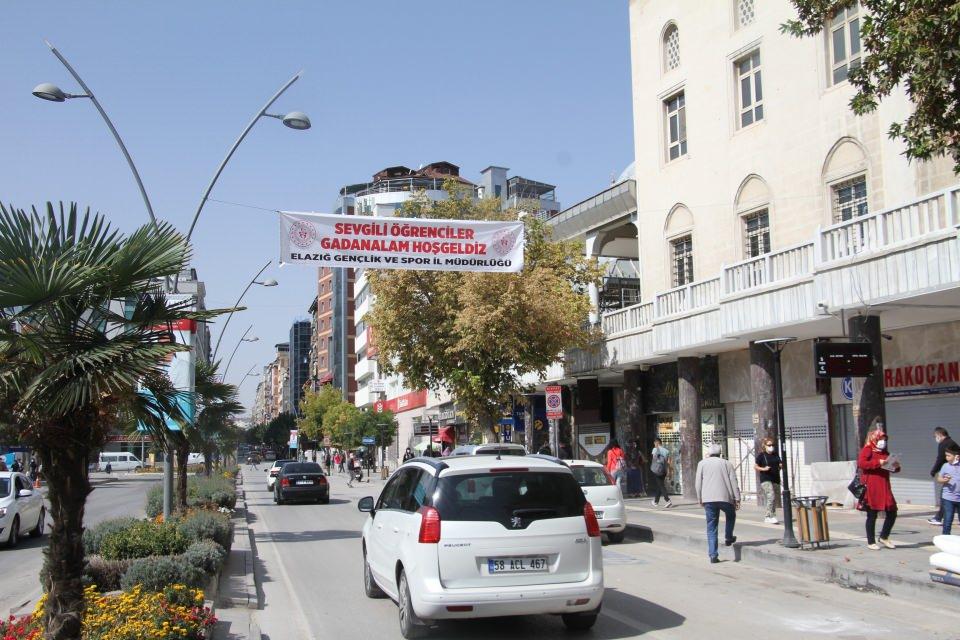 <p> En azından bilmediğimiz kelimeleri öğrenmiş olduk. Pankartları ilk görünce bir garipsedim. Çünkü anlamını bilmediğim şeylerdi. Ama sağ olsunlar Elazığlılar bana bu kelimenin anlamını söyledikten sonra daha bir hoş oldu.</p>