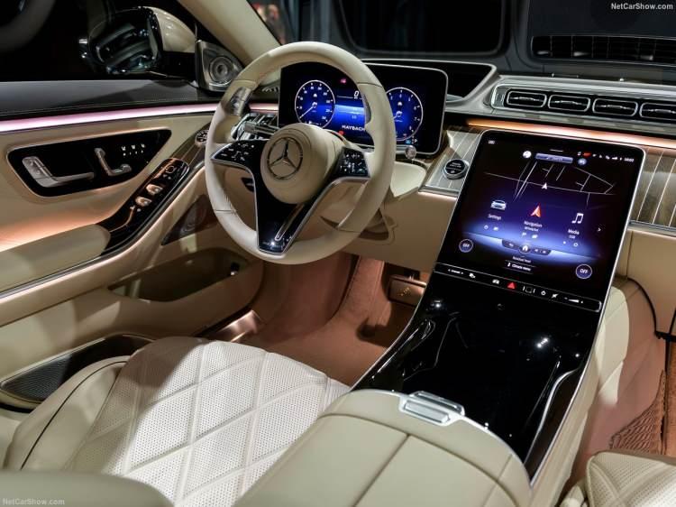 <p>Tüm bunların yanında araçtan inme uyarı sisteminin de fonksiyonunu geliştiren Yeni Mercedes-Maybach S-Serisi, arkadaki yolcunun araçtan ayrılmak istediğini de fark edebiliyor ve gerekli gördüğü, tehlikeli bir durum algıladığında görsel ve sesli olarak kullanıcıyı uyarıyor.</p>
