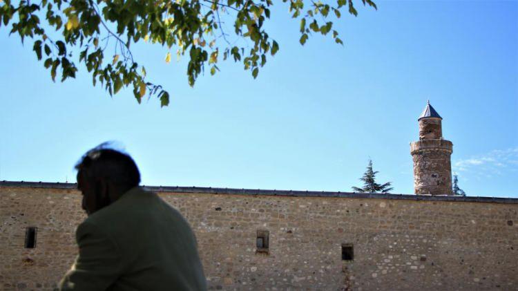 <p>Caminin, özellikle minaresi ve kemer taşlarıyla önemli bir yere sahip olduğunu da aktaran Demirpolat, "Minarenin neden eğri olduğuna dair farklı bilgiler var ama Pisa kulesinden daha eğri olduğunu söylerler.</p>