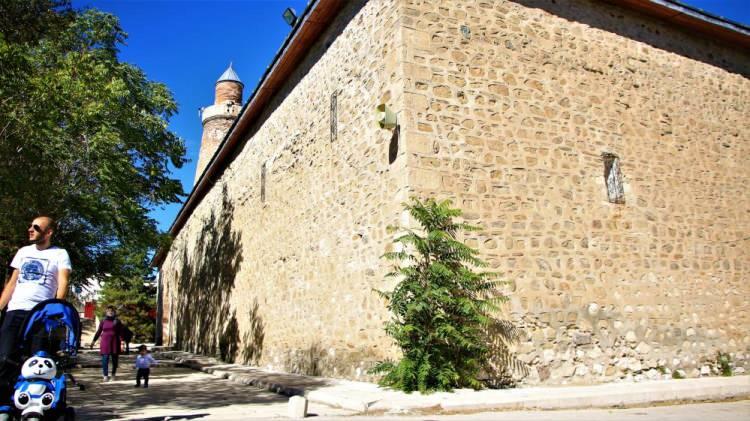 <p>Camimizin, yaklaşık 9 asırlık bir tarihi var. Yeni Yapılmış gibi hala dimdik ayakta duruyor" diye konuştu.</p>