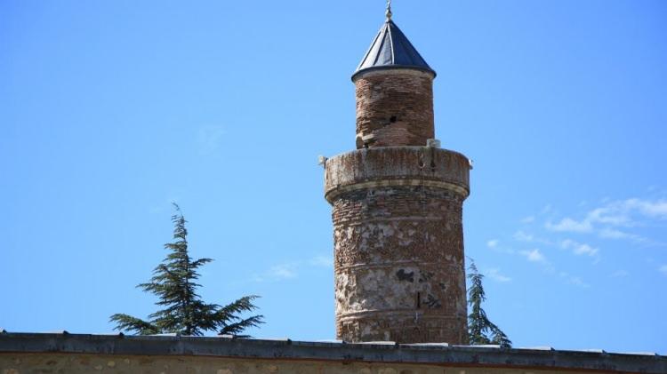 <p>Camiyi ziyaret eden vatandaşlardan Coşkun Orlu ise "Harput’ta tarihi yerleri ve eğri minareyi görmeye geldim. Pisa kulesini televizyonlarda, belgesellerde hep eğriliğiyle hep ön planda tutuyorlar ama bizim Elazığ’da bulunan eğri minarenin ondan daha eğri olduğu kanıtlanmıştır" şeklinde konuştu.</p>