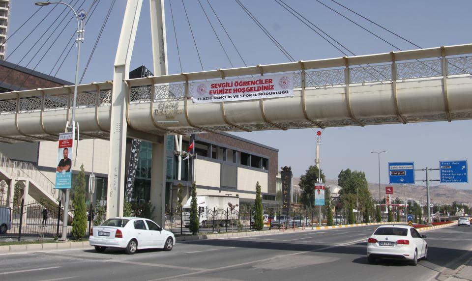 <p>Kente gelen öğrenciler, Elazığ Gençlik ve Spor İl Müdürlüğü tarafından hazırlanan 'Sevgili öğrenciler gadanalam hoşgeldiniz', 'Sevgili öğrenciler sizi çok ösgedik' şeklindeki Elazığ şivesi ile yazılmış pankartlarla karşılandı. Yurtlara kayıt yaptıran öğrencilere de orcik, badem şekeri ve Ağın leblebisi ikram edildi.<br />
</p>