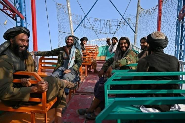 <p>Afganistan’da ABD askerlerinin çekilmesinin ardından hakim olan Taliban’ın askerleri geçtiğimiz gün Kabil'in batısındaki bir eğlence parkında görüntülendi.</p>

<p> </p>
