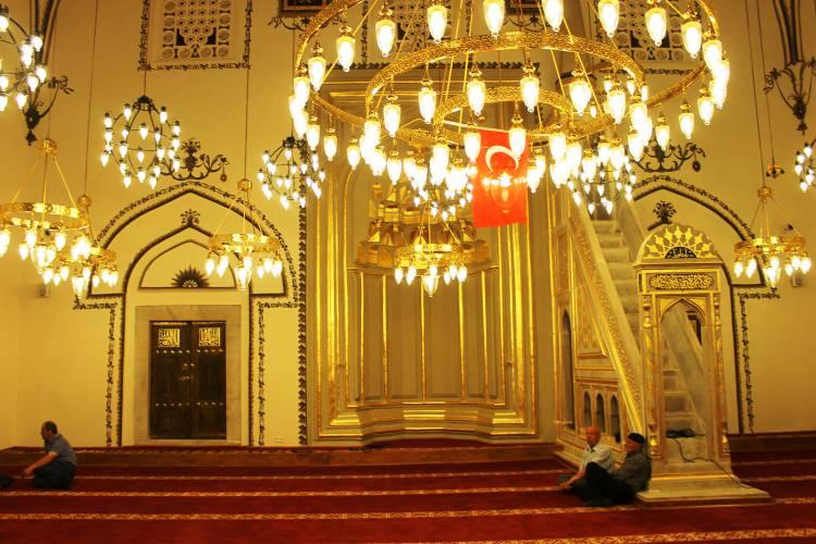<p>Üsküp Mustafa Paşa Camisi ve Cumhurbaşkanı Erdoğan'ın duası</p>
<p>Mustafa Paşa Camisi, Yavuz Sultan Selim ve Sultan II. Bayezid dönemlerinde Osmanlı İmparatorluğu'nun ileri gelen şahsiyetlerinden olan Mustafa Paşa tarafından 1492 yılında yaptırıldı.</p>