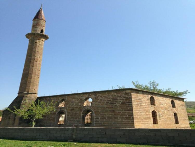 <p>Yaptırıldığı dönemden sonra uzun süre hiçbir restorasyon çalışması yapılmadan ibadete açık kalan cami, Üsküp'te 1963'te meydana gelen deprem sonucu hasar gördü ve 5 yıl ibadete kapalı kaldıktan sonra 1968'de tekrar ibadete açıldı.</p>