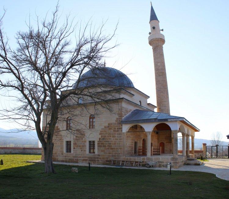 <p>Cuma hutbelerinin Türkçe okunduğu Mustafa Paşa Camisi'ni 16 Haziran 2000'de ziyaret eden Cumhurbaşkanı Recep Tayyip Erdoğan, anı defterine şu ifadeleri yazdı:  "Türkiye'den 27 kişilik özel bir heyetle Makedonya'ya geldik. Tarihimizi gördük.</p>
