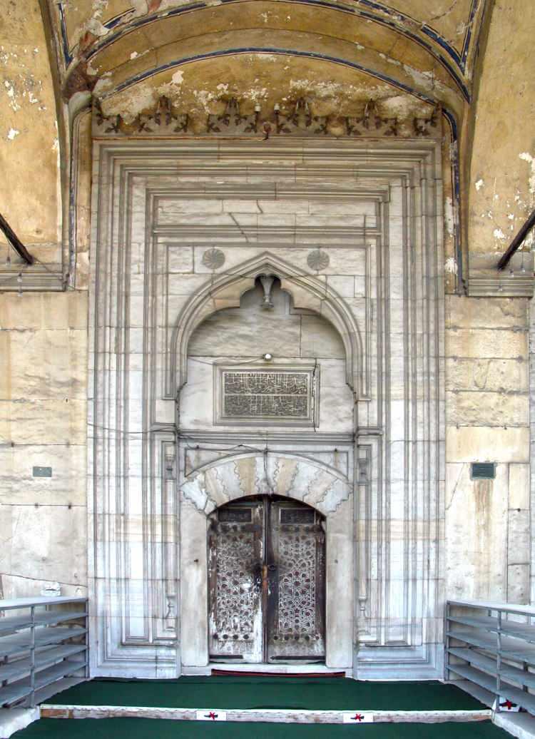 <p>Üsküp Sultan Murat Camisi</p>
<p>Üsküp'te şehir merkezine hakim bir tepede yer alan Sultan Murat Camisi, halk arasında ve arşiv kayıtlarında Hünkar Camisi, Cami-i Kebir, Cami-i Atik ve saat kulesine yakınlığı sebebiyle Saat Camisi olarak da adlandırılıyor. </p>