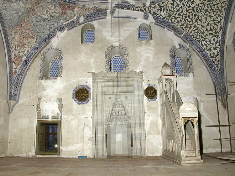 <p> Cami, zaman içinde avlu içerisine yapılmış olan Beyhan Sultan Türbesi, Dağıstanlı Ali Paşa aile türbesi ve saat kulesiyle günümüze geldi. Caminin giriş kısmında bulunan kitabesine göre, 1436-37 yıllarında Sultan Murat tarafından yaptırıldığı biliniyor. </p>
