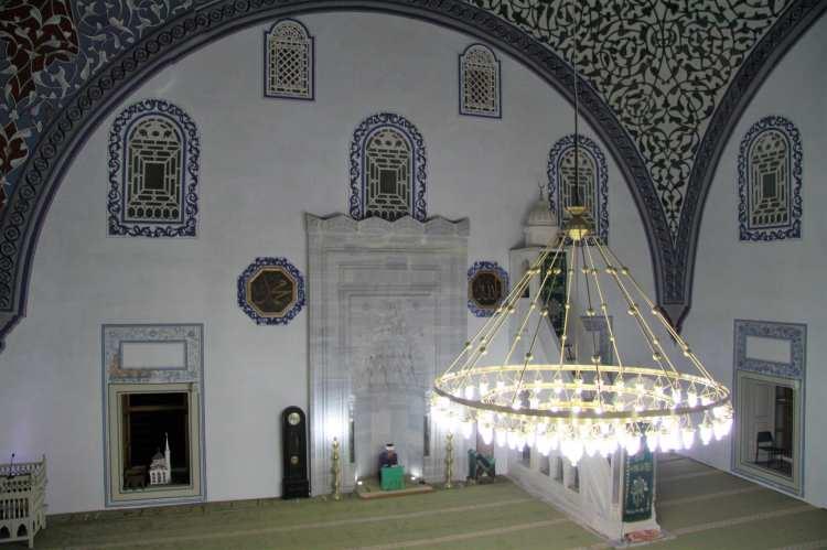 <p>Üsküp'ün en büyük camisi olan Sultan Murat Cami, kare planlı ve üzeri içten düz ahşap tavanla, dıştan kırma çatıyla örtülü harimi, dört sütun ve 2 ayağın taşıdığı yuvarlak kemerlere sahip son cemaat yeri, minaresi ve diğer mimari özellikleriyle Osmanlı mimarisinin Balkanlar'daki önemli temsilcisi konumunda yer alıyor.</p>