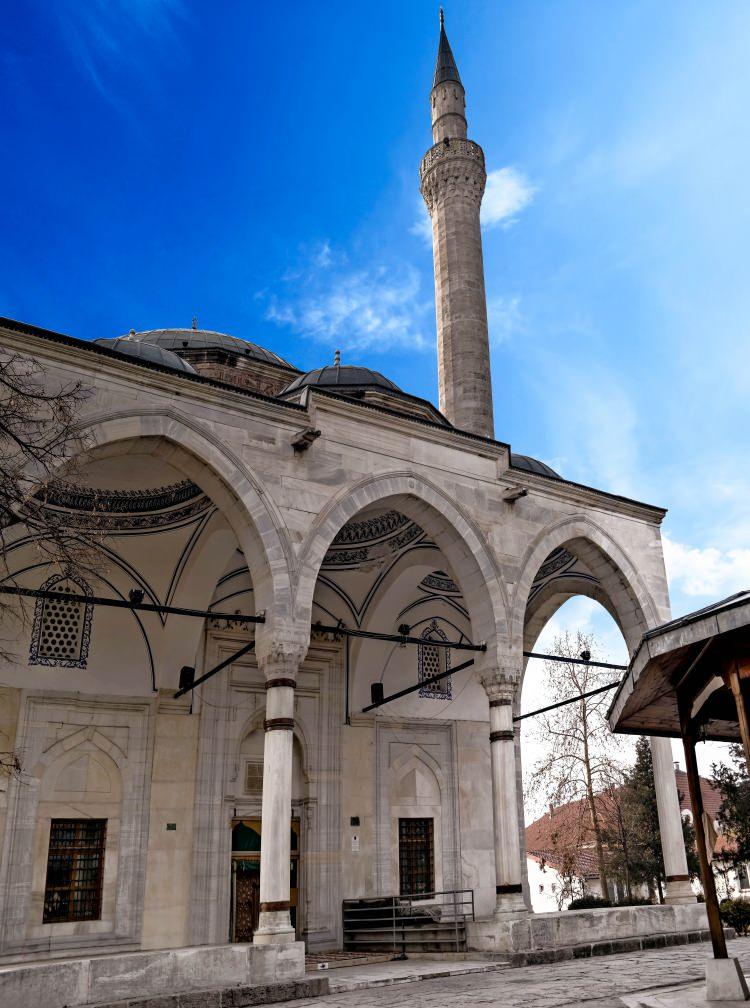 <p>Sultan Murat Camisi ve müştemilatları, TİKA tarafından 2016-2019 yıllarında gerçekleştirilen kapsamlı restorasyon ve çevre düzenlemesi çalışmaları sonrasında 2020'de tekrar ibadete açıldı.</p>