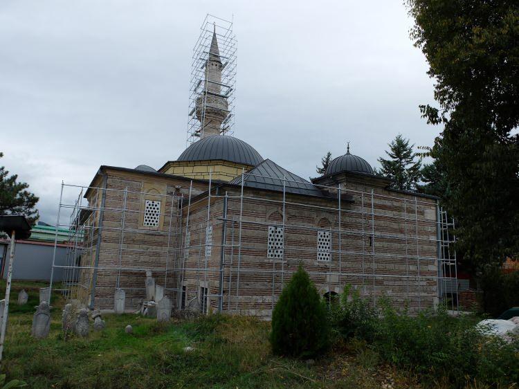<p>Saray Hüseyin Şah Camisi</p>
<p>Hüseyin Şah Camisi, Üsküp'ün beldelerinden Saray’da 1554 yılında Hüseyin Şah tarafından inşa ettirildi.</p>