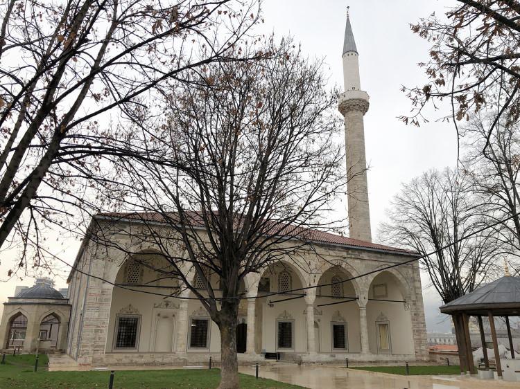 <p>TİKA tarafından hazırlatılan rölöve, restitüsyon, restorasyon, kalem işleri, mekanik, elektrik ve yapısal güçlendirme ve çevre düzenlemesi projeleri ile Hüseyin Şah Camisi, türbe ve haziresinin restorasyonu ile çevre düzenlemesi çalışmaları 2018 yılında tamamlandı.</p>
