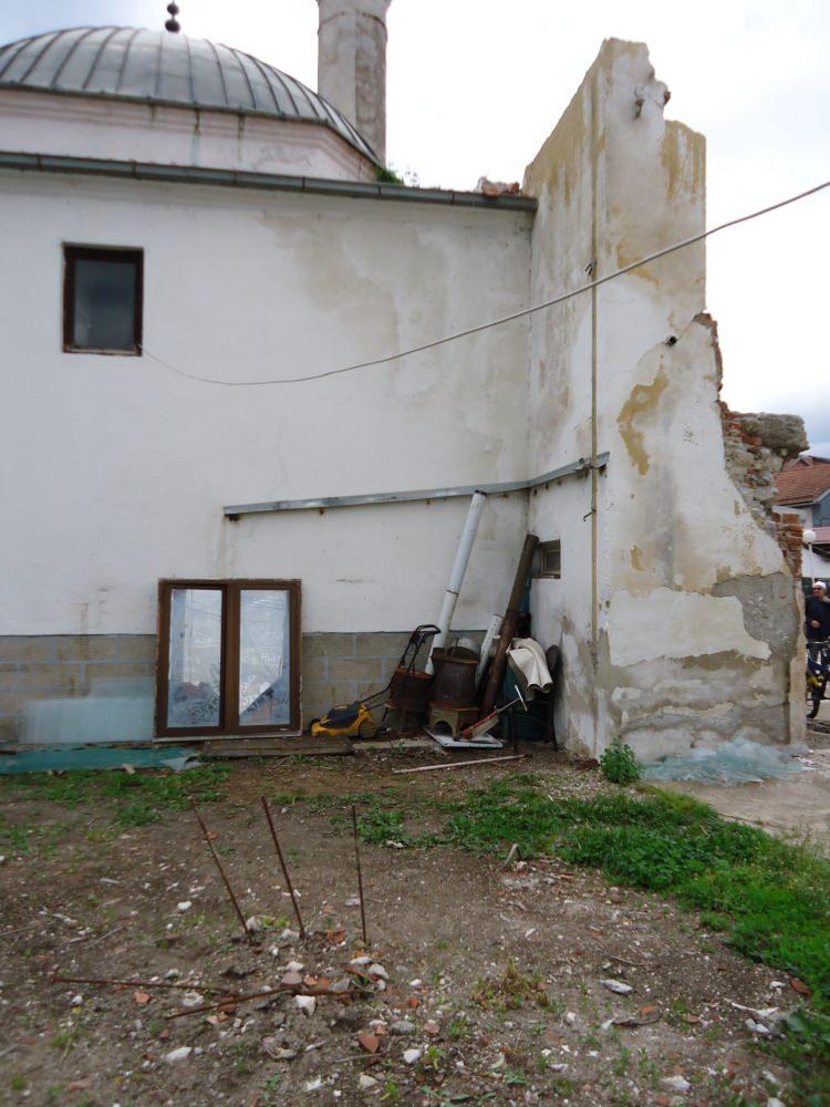 <p>İshak &Ccedil;elebi Camisi, yapıldığı d&ouml;nemde mektep, medrese, zaviye, imaret ve tabhaneden meydana geldiği anlaşılan k&uuml;lliyenin i&ccedil;inde yer alırken, Manastır'da g&uuml;n&uuml;m&uuml;ze kadar ayakta kalmayı başaran 3 camiden biri oldu.</p>
