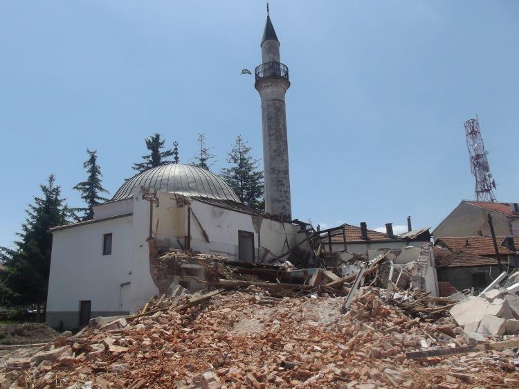 <p>İkinci D&uuml;nya Savaşı'nda isabet eden havan toplarından zarar g&ouml;ren camide TİKA tarafından restore &ccedil;alışmaları y&uuml;r&uuml;t&uuml;ld&uuml;.</p>

<p>2012-2015 yıllarında ger&ccedil;ekleştirilen restorasyon &ccedil;alışmaları kapsamında statik ve mimari uygulamalar yapılan cami, &ouml;zg&uuml;n olmayan ahşap karkaslı son cemaat kubbesi ve s&uuml;tunlar s&ouml;k&uuml;lerek, &ouml;zg&uuml;n&uuml;ne uygun malzeme ve yapım tekniğine g&ouml;re yeniden inşa edildi.</p>
