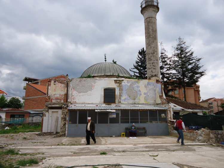 <p>Caminin, 16. y&uuml;zyıldan g&uuml;n&uuml;m&uuml;ze ulaşan pencere kepenkleri ile harim ahşap kapısına boya raspası yapılarak, &ccedil;&uuml;r&uuml;yen b&ouml;l&uuml;mleri &ouml;zg&uuml;n ahşap malzemesine uygun olarak değiştirildi. Minber, vaiz k&uuml;rs&uuml;s&uuml; ve mihraptaki &ouml;zg&uuml;n olmayan boyalar raspa edilerek, &ouml;zg&uuml;n&uuml;nde varak olan kısımlar tespit edilerek restorasyonları tamamlandı.&nbsp;</p>

