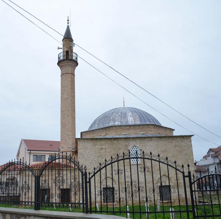<p>. Dış cephede taş ve derz onarımları yapılarak, harim ve son cemaat kuzey duvarındaki kalem işleri canlandırma y&ouml;ntemiyle restore edildi. İshak &Ccedil;elebi Camii &ccedil;evresi taş duvar ile sarılarak, yaklaşık 3000 metrekarelik bah&ccedil;esinde bir s&uuml;s havuzu, peyzaj d&uuml;zenlemesi ile şadırvanı yeniden inşa edilerek restorasyon &ccedil;alışmaları tamamlandı.</p>
