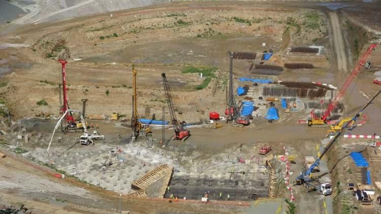 <p>"ZEMİN GÜÇLENDİRMELERİ SÜRÜYOR"</p>

<p><em><strong>Dolayısıyla inşaat tekniği olarak da buna uygun inşaat teknikleri kullanılıyor. Zaten şehir hastaneleri Türkiye’nin her yerinde çok yüksek şiddetli depremlere dayanacak şekilde bir projelendirilmeyle yapılıyor. </strong></em></p>
