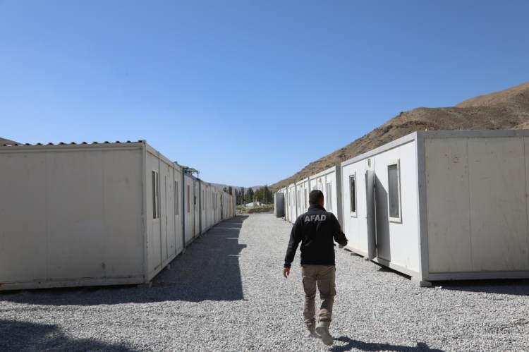 <p>Esenyamaç Mahalle Muhtarı Ayhan Korkmaz, "Sel nedeniyle ağır hasarlı ve yıkık evlerimiz vardı. Zarar gören evlere ilk etapta çadırlar verildi. Buranın kış şartları biraz erken başlıyor. 40 konteyner bırakıldı ve  altyapısı tamamlandı. </p>
