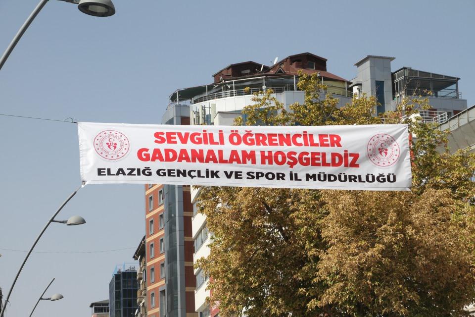 <p>Eğitim öğretimleri için uzun bir aradan sonra Elazığ'a gelen üniversite öğrencileri, Gençlik ve Spor İl Müdürlüğü tarafından Elazığ şivesi ile ‘Sevgili öğrenciler gadanalam hoş geldiniz. Sevgili öğrenciler sizi çok ösgedik' yazılı pankartlarla karşılandı.</p>

