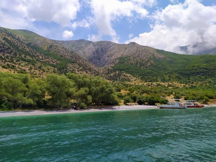 <p><strong>Van Gölü’nde düzenli yüzenlerde korona virüs enfeksiyonuna hiç rastlanmadı”</strong></p>

<p>İHA muhabirine konuşan Acil Tıp Uzmanı Dr. Tatlı, Van Gölü’nde şu ana kadar yüzenlerin koronavirüs salgınına yakalanmadığını, yakalananların ise hafif semptomlarla atlattığının altını çizdi. Tatlı, “Van Gölü, ülkemizin en güzide yerlerinden biri, doğa güzelliği, şifasıyla, suyun kalitesiyle, ülkemizde ve dünyada en önemli değerlerden biridir. Van Gölü suyunun sağlık noktasına gelince bizler az çok bunu tahmin edebiliyorduk.</p>
