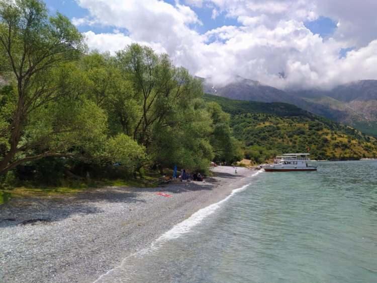 <p>Özellikle koronavirüs salgını başladıktan sonra Van Gölü’ne düzenli olarak girdiğimiz arkadaşlarımızda neredeyse koronavirüs enfeksiyonuna hiç rastlanmadı. Bunu da Cerrahpaşa Tıp Fakültesi Öğretim Üyesi Prof. Dr. Harun Cansız hocamızın yapmış olduğu çalışmayla paralel olduğunu düşünüyorum” dedi.</p>