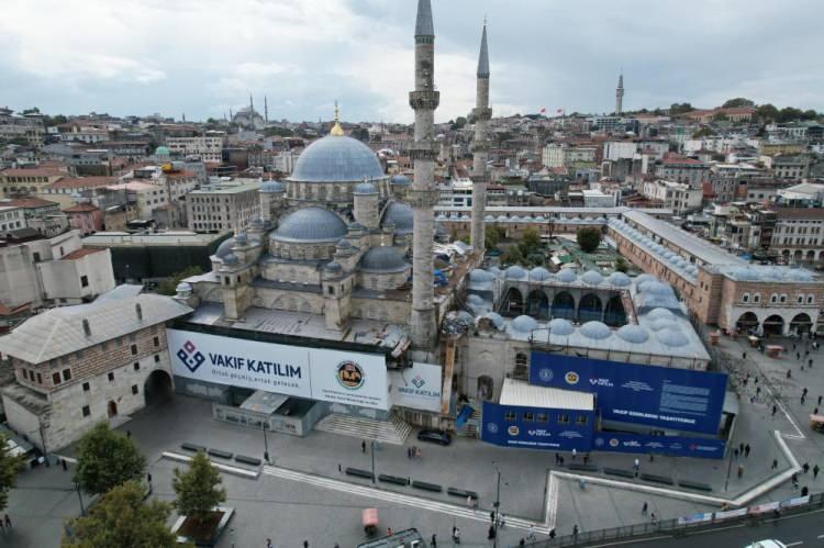 <p>İstanbul’un 356 yıldır simgesi haline gelen Eminönü’ndeki Yeni Cami’de restorasyon çalışmalarının yüzde 85’i tamamlandı. 2016 yılında başlayan genel restorasyon çalışmalarının 2022 yılının ikinci yarısında tamamlanarak, caminin ziyarete açılması planlanıyor.</p>
