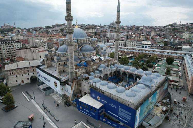 <p>İstanbul Vakıflar 1. Bölge Müdürlüğü tarafından restore edilen Yeni Cami'de restorasyon çalışmalarının yüzde 85’i tamamlandı. </p>
