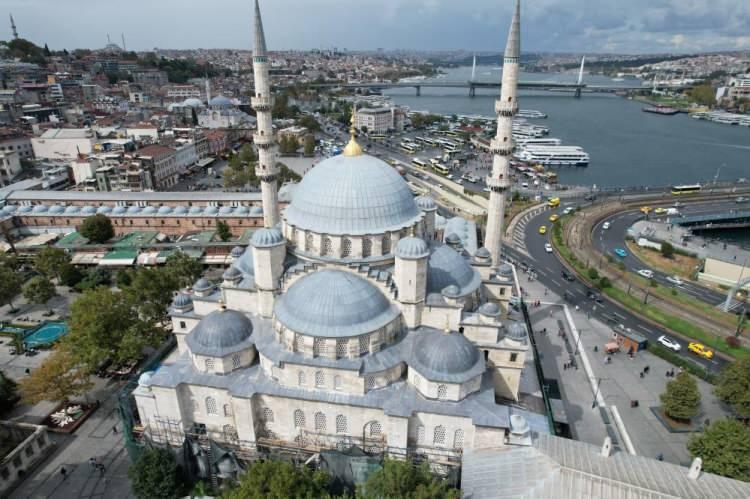 <p>O yüzden detaylı ve sağlıklı bir restorasyon çalışması yapıyoruz. Camiimizde bir Çini yapımız var. Bu da yaklaşık 30 bin adet Çini’ye tekabül ediyor. Bunların bir kısmı yerinden sökülüyor. Yerinde müdahale edilenler var, talimatları yapılanlar var. Kepenk dediğimiz iç pencereleri kapattığımız kapılar var, Yeni Camii’nde. Kapı ve ahşap işi çok fazla” dedi.</p>