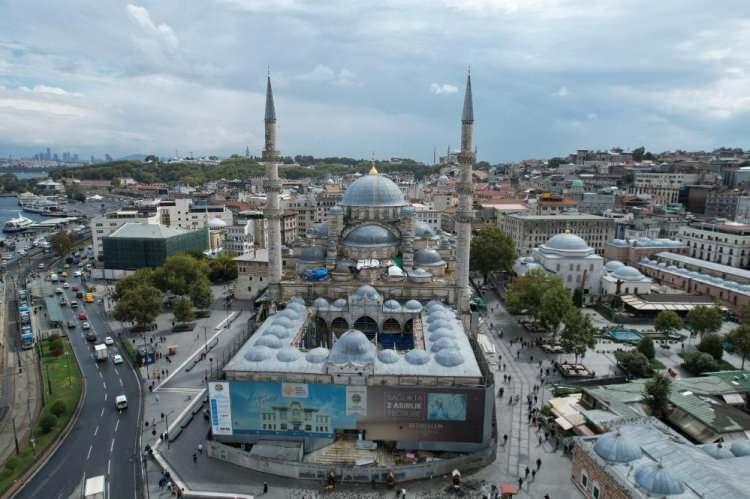 <p>50 çalışanın üzerinde ekibimiz var. Çalışmalarımızda bir de camiimizin ziyaret bölgesinde olması ve ibadete de açık tutmamız gerektiği mantığıyla çalışmalarımızı kısım kısım yapıyoruz. İşimizin bittiği kısımları tekrardan kullanıma açıyoruz. İş yapacağımız sahaları da tekrardan kapatıyoruz ama maksimum personelle çalıştığımız söylenebilir” ifadelerini kullandı.</p>