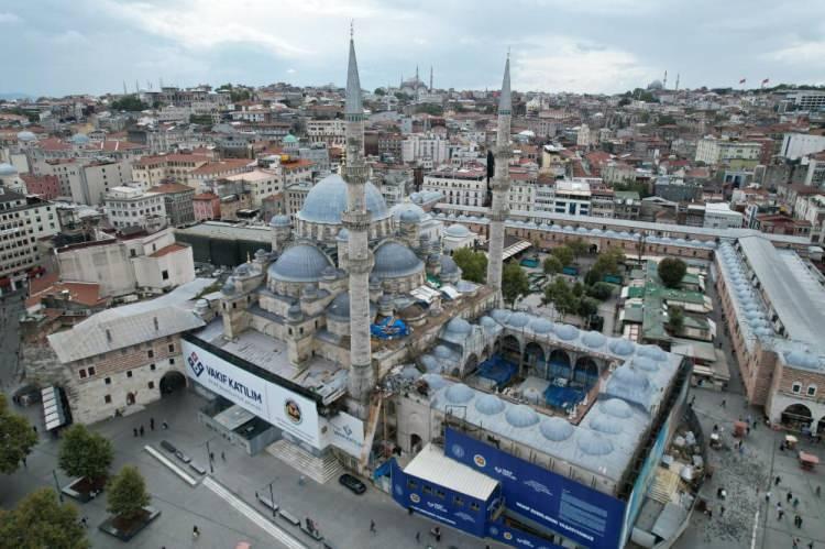 <p><strong>“Restorasyon çalışmalarımız restorasyon doğasına uygun şekilde sürüyor”</strong></p>
<p>Öztürk, restorasyon çalışmalarının uzun sürmesinin doğal olduğunu söyleyerek, “Restorasyon çalışmalarımız, restorasyon doğasına uygun bir şekilde sürüyor. Yeni Camii önünden günde milyonlarca insanın geçtiği Eminönü bölgesinde olduğu için bu yorumlara hedef oluyor ama Yeni Camii çok nitelikli bir eser, bu çalışmanın kısa sürmesi zaten sorun olur. </p>