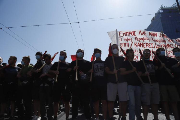 <p>Yunanistan’da yüzlerce öğrenci koronavirüs salgını nedeniyle yaklaşık 1 yıldır kapalı olan üniversitelerin yeniden açılması talebiyle gösteri düzenledi.</p>