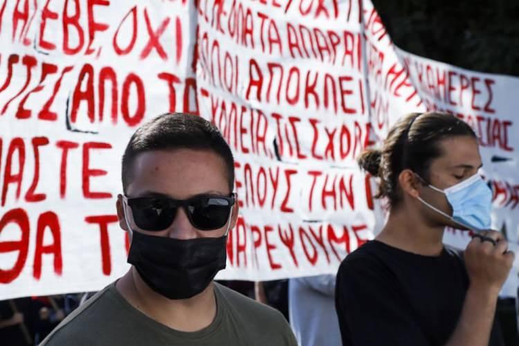 <p>Yunanistan’ın başkenti Atina’da binden fazla üniversite öğrencisi sokaklara döküldü. </p>