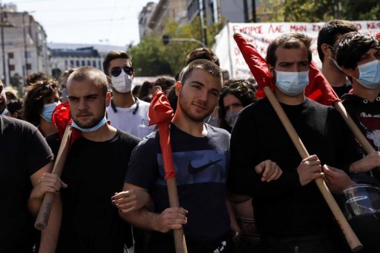 <p>Yeni tip koronavirüs (Covid-19) salgını nedeniyle yaklaşık bir yıldır eğitime ara verilmesini protesto eden öğrenciler, okulların yeniden açılmasını talep etti. </p>