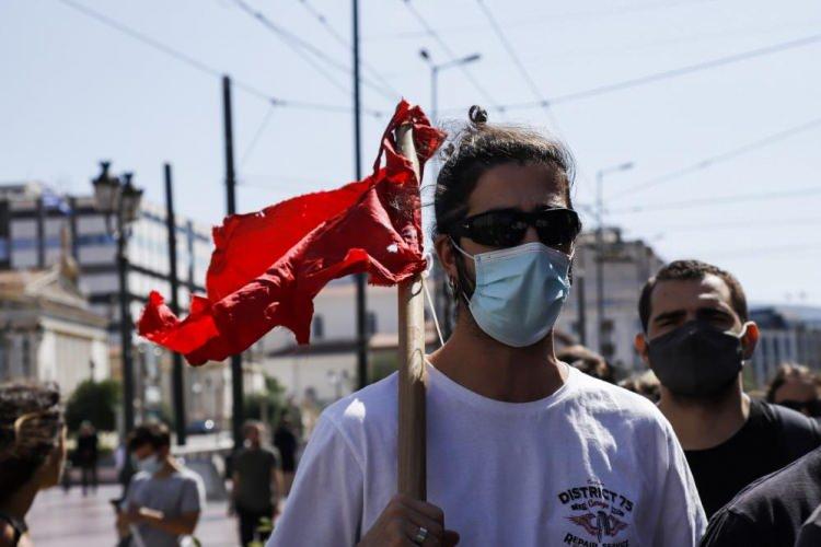 <p>Öğrenci olmanın kampüste olmak anlamına geldiğini ifade eden göstericiler, "Deneyler bizim hayatımız üzerinde değil, üniversite laboratuvarlarında yapılmalı" yazılı pankartlar taşıdı.</p>