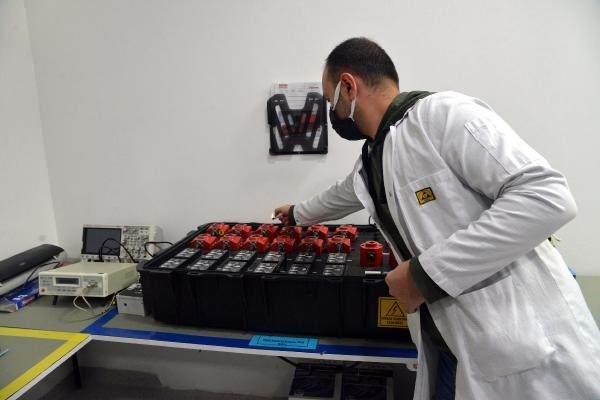 <p>Personellerimizin hayatlarını koruyabilecek şu andaki balistik sistemlerden sonraki en son sistem infilak bastırma sistemidir. Bu sistem 7/24 aracın içini gözetlemekte ve aracın içine bir roket girdikten sonra sistem devreye girerek içeride oluşan 2 bin dereceye kadar çıkan sıcaklıkları milisaniyeler içerisinde söndürüyor. </p>