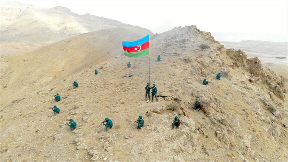 <p>Tatbikat, "işgalden kurtarılan" tepelere Türkiye ve Azerbaycan bayraklarının asılması ve helikopterlerin iki ülke bayraklarını açarak uçuş gerçekleştirilmesi ile sona erdi.</p>

<p> </p>

<p> </p>
