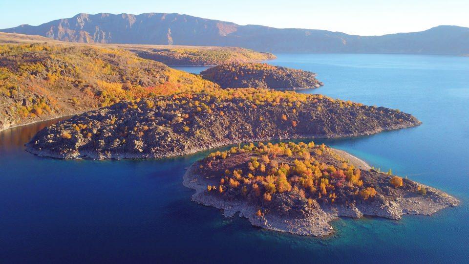 <p>Nimetullah Özkan da, Nemrut’taki sonbahar renklerinin insanı mest ettiğini söyledi. Özkan, “Kızıl, mavi, yeşil çok mükemmel renkler var. </p>
<p> </p>