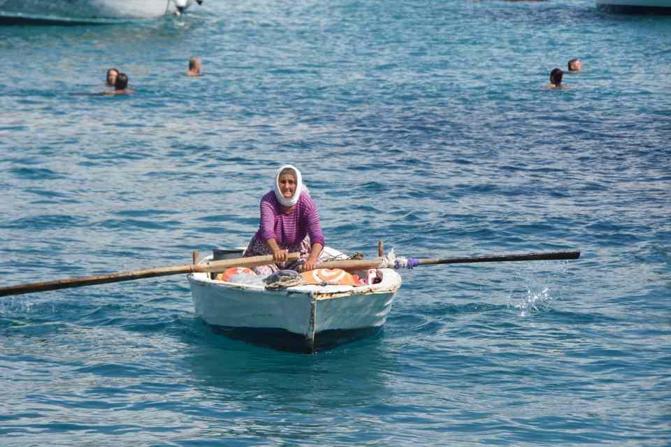 <p>Yüzme molası veren yatlar arasında gezerek satış yapan Korucu, nane, kekik ve adaçayının paketini 15 liradan, keçiboynuzunun paketini 20 liradan satıyor. Kağıt para getirenlere "Gidin bozuk para getirin, bozuk para bana lazım oluyor" diyerek geri gönderen Yüksel Korucu'nun ürünlerine mavi yolculuk tutkunları ilgi gösteriyor.</p>