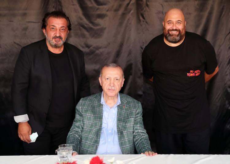 <p>Ünlü şefler Mehmet Yalçınkaya ve Somer Sivrioğlu, Cumhurbaşkanı Erdoğan ile bir araya gelerek fotoğraf çektirdi. </p>
