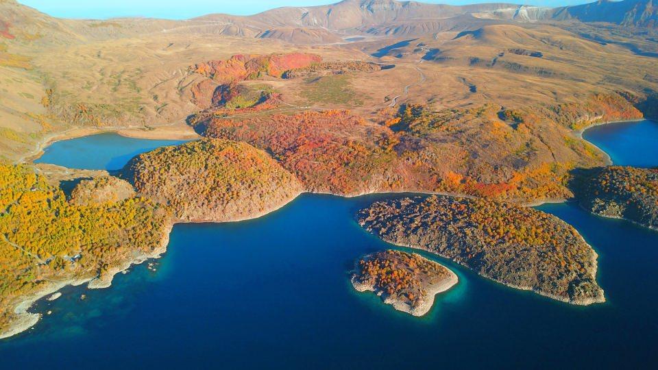 <p>Bitlis sınırları içerisinde bulunan ve bir doğa harikası olan Nemrut Krater Dağı ve Gölü’nün eşsiz sonbahar manzarası havadan drone ile görüntülendi.</p>
