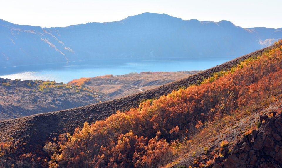 <p>Doğa harikası Türkiye’nin en büyük ve dünyanın ikinci büyük krater gölü var. Gölün maviliği, ağaçların kızıllığı, renklerin güzelliği insanı mest ediyor. Çok güzel, çok beğendim burayı” diye konuştu.</p>