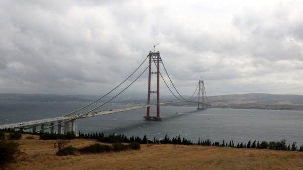 <p>ÇOK UZUN ÖMÜRLÜ OLMADI</p>
<p>Bu köprünün çok uzun ömürlü olmadığına dikkat çeken Prof. Dr. Reyhan Körpe, "Yaklaşık 9 ay kadar burada kaldığı söyleniyor. Daha sonra Çanakkale Boğazı'nın fırtınası, dalgaları bu köprüyü dağıttı. </p>