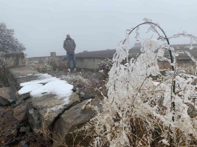 <p>Adeta beyaz çiçek açan çam ağaçlarını görüntüleyen fotoğrafçılar, Ekim ayında daha önce Sarıkamış’ta ağaçların kırağı tutmadığına dikkat çektiler.</p>
