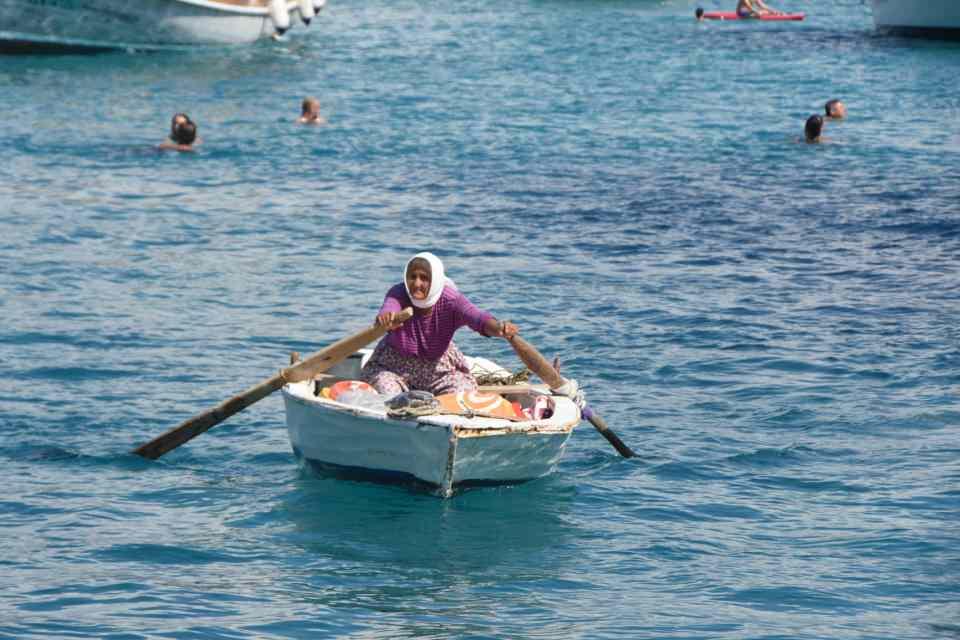 <p>Demre ilçesine bağlı Kekova'nın merkezi konumundaki Üçağız Mahallesi'nde yaşamını sürdüren Yüksel Korucu, doğadan kekik, adaçayı, nane ve keçiboynuzunu toplayıp evinde paketliyor, paketleri de türüne göre 4 çuvala yerleştiriyor. Ardından ürünlerini 3 metrelik sandalına yükleyen Korucu, Akvaryum Koyu ile Üçağız Mahallesi arasındaki 3,5 kilometrede kürek çekiyor. </p>
<p> </p>