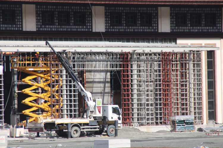 <p><strong>DALGIÇLAR GÖZETİMİNDE DOLGU</strong></p>
<p>Projede mendireğin iç alanı yaklaşık 2 milyon metrekare olacak ve toplam 2 milyon 400 bin metrekarelik deniz dolgusu planlandı. Ortalama derinliği 16,5 ile 18 metre arasında olan deniz dolgu alanında, 28 metre derinliğe kadar dolgu yapılıyor. Dolgu çalışmaları, deniz altında sismik cihazlarla ölçümlerin ardından akıntı ve dalga hesaplamalarına göre dalgıçların denetiminde yürütülüyor. 10 katlı bina yüksekliğine eş değer yapılan deniz dolgusunda sona gelindi. Pistlerin beton kaplamasına geçilen havalimanının üstyapı inşaatlarında ise yüzde 48 gerçekleşme seviyesine ulaşıldı. Yılda 3 milyon yolcu tarafından kullanılması beklenen Rize-Artvin Havalimanı'nın altyapı çalışmaları, 1 milyar 78 milyon liraya mal olacak.</p>