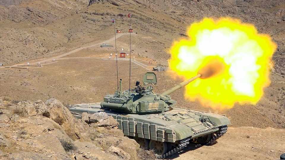 <p>Tank ve zırhlı araçlarla düşman mevzilerine saldırı gerçekleştirilen tatbikatta özel kuvvetler temsili işgal altında olan yerleşim birimlerimi kurtardı. Savaş uçakları da tatbikata katılarak temsili hedeflere atış yaptı.</p>

<p> </p>
