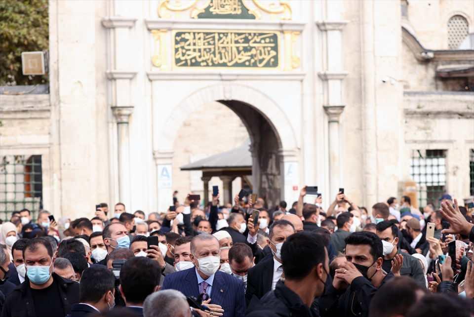<p>Cumhurbaşkanı Recep Tayyip Erdoğan, cuma namazını Eyüp Sultan Camisi'nde kıldı.</p>

<p> </p>
