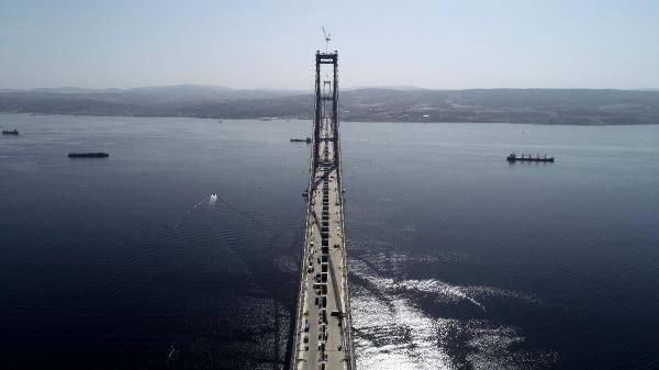 <p>ÇANAKKALE BOĞAZI'NIN İLK KÖPRÜSÜ</p>
<p>Çanakkale Boğazı'nın tarih boyunca çeşitli milletlerin ve orduların bir kıtadan diğerine geçişlerine tanıklık ettiği de biliniyor. Çanakkale Boğazı'ndaki ilk köprünün, M.Ö. 480 yılında Pers İmparatorluğu tarafından, Yunanistan'ı fethetmeye giden ordusunun geçişi için Nara Burnu ile Bigalı Kalesi arasına yapılan yüzer köprü olduğu çeşitli kaynaklarda yer alıyor.</p>